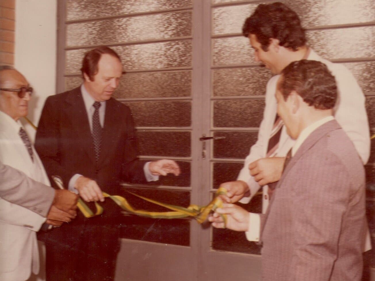 Pastor José Wellington Bezerra da Costa e autoridades locais cortando a fita simbólica durante a cerimônia de inauguração da igreja - 02 de Abril de 1980